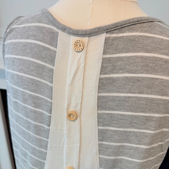 π€ Pink Clover Gray & White Striped Tank β Button Back Detail (Size M) - Picture 4 of 9